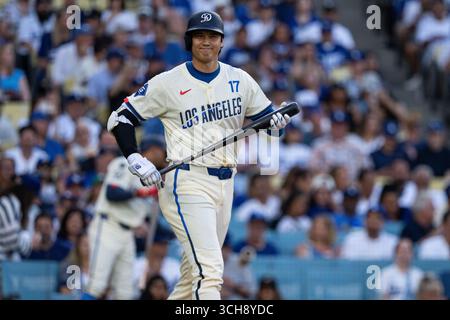 Los Angeles Dodgers-Zweiwegespieler Shohei Ohtani (17) während eines MLB-Spiels gegen die Arizona Diamondbacks am Samstag, den 30. August 2025, im Dodger Stadium Stockfoto