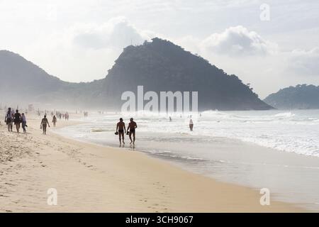 Eine Morgenszene am Strand von Copacabana mit dem Morro do Leme im Hintergrund - Rio de Janeiro, Brasilien. Stockfoto