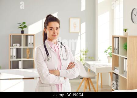 Porträt Der Glücklichen Ärztin Oder Krankenschwester Im Krankenhaus Stockfoto