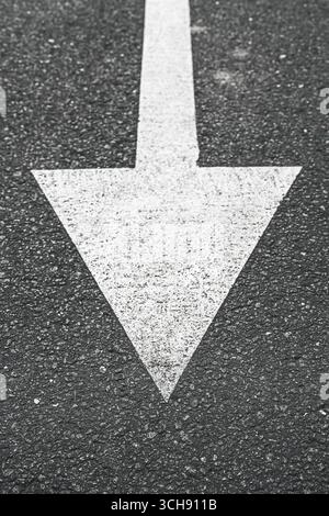 Richtungspfeil für Straßenmarkierung auf Asphaltoberfläche, selektiver Fokus Stockfoto