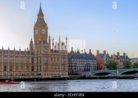 LONDON, GROSSBRITANNIEN - 18. MAI 2014: Dies ist die Ansicht des Parlaments von Großbritannien und Big Ben am Abend. Stockfoto