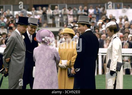 Queen Elizabeth 1980er Jahre UK. Königin Mutter, Prinzessin Ann beim Derby Day Pferderennen Epsom Downs. Lord Porchester, der Earl Carnarvon, ihr Pferderennen, die Queens Equerry, Halbrückansicht in schwarzem Schwanz. (R) zwei Höflinge sprechen mit der Queen Mother. 1985 HOMER SYKES Stockfoto