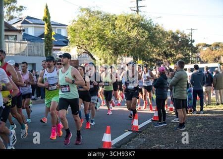 Der Sydney Marathon 2025 zog eine weltweite Gruppe von 35.000 Teilnehmern für seine erste Aufnahme als einer der Abbott World Marathon Majors an. Stockfoto