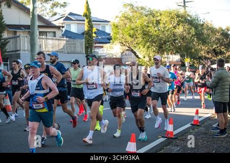 Der Sydney Marathon 2025 zog eine weltweite Gruppe von 35.000 Teilnehmern für seine erste Aufnahme als einer der Abbott World Marathon Majors an. Stockfoto
