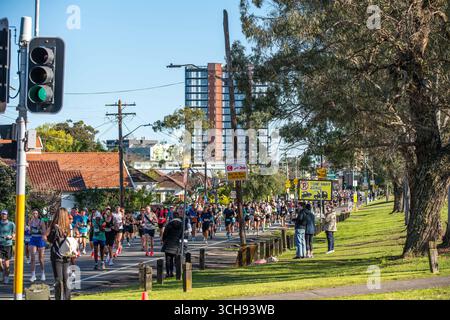 Der Sydney Marathon 2025 zog eine weltweite Gruppe von 35.000 Teilnehmern für seine erste Aufnahme als einer der Abbott World Marathon Majors an. Stockfoto