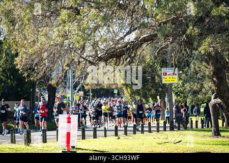 Der Sydney Marathon 2025 zog eine weltweite Gruppe von 35.000 Teilnehmern für seine erste Aufnahme als einer der Abbott World Marathon Majors an. Stockfoto