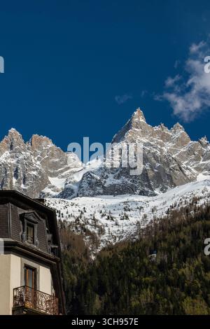 Chamonix, Frankreich: Balkon mit Blick auf die Aiguille du Midi, die höchste Spitze (3,842 m) der Aiguilles de Chamonix und die Gipfel des Mont Blanc-Massivs Stockfoto