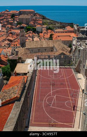 Dubrovnik, Kroatien, Europa: Der berühmte Basketballplatz auf dem Dach innerhalb der Stadtmauern und die atemberaubende Aussicht auf die Altstadt und die Adria Stockfoto