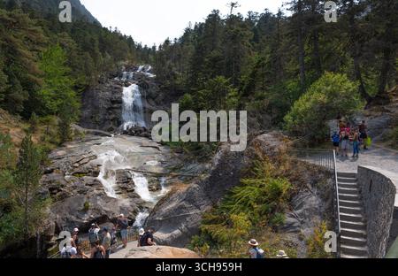 Erkunden Sie die wunderschönen Wasserfälle in Pont d'Espagne in Cauterets, Pyrenäen an einem Sommertag Stockfoto