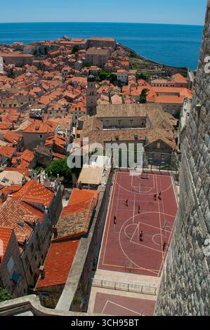 Dubrovnik, Kroatien: Jungen und Mädchen spielen auf dem berühmten Basketballfeld auf dem Dach innerhalb der Stadtmauern und genießen einen atemberaubenden Blick auf die Altstadt und die Adria Stockfoto