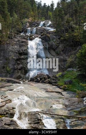 Erkunden Sie die wunderschönen Wasserfälle in Pont d'Espagne in Cauterets, Pyrenäen an einem Sommertag Stockfoto
