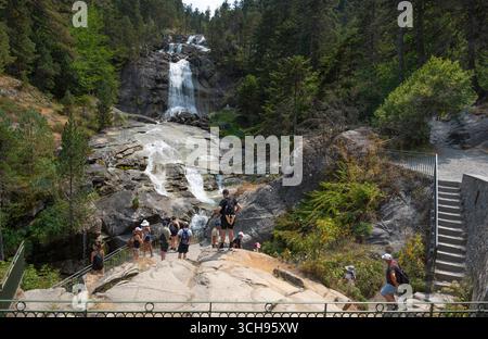 Erkunden Sie die wunderschönen Wasserfälle in Pont d'Espagne in Cauterets, Pyrenäen an einem Sommertag Stockfoto