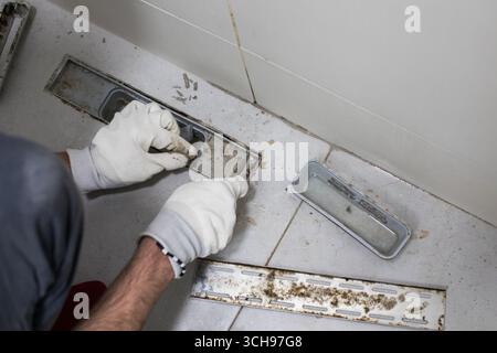 Abflussrohr im Badezimmer in Nahaufnahme Stockfoto
