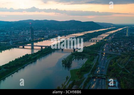Blick auf Wien und Donau bei Sonnenuntergang aus der Luft Stockfoto