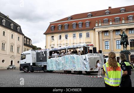 Weimar 30.08.2025, Weimar, Platz der Demokratie, kultureller Umzug in Anlehung an CSD und Loveparade, hierstehen zwei Polizistinnen Polizei / Polizisten und ueberwachen bzw. Sichern das geschehen *** Weimar 30 08 2025, Weimar, Platz der Demokratie, Kulturparade im Stil von CSD und Loveparade, zwei Polizisten stehen hier und überwachen und sichern die Veranstaltung Stockfoto