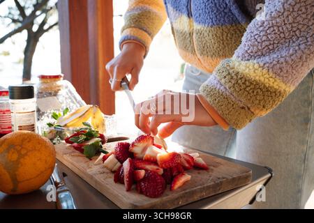 Koch zubereitet und gesunde Obstsalat mit frischen Zutaten im Freien Stockfoto