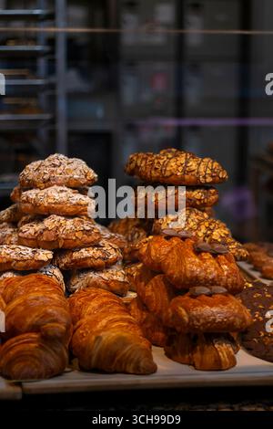 Köstliche Auswahl an frisch gebackenem Gebäck in einer Bäckerei Stockfoto
