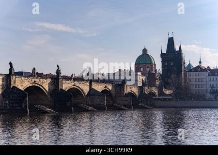 Die Karlsbrücke in der Altstadt von Prag ist eines der berühmtesten Wahrzeichen Stockfoto