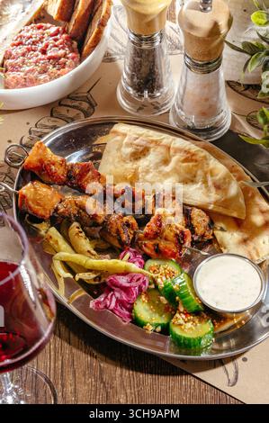 Schaschlik mit gegrilltem Gemüse, Sauce und Lavash Stockfoto