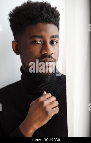 Teilbild des traurigen jungen Schwarzen Stockfoto