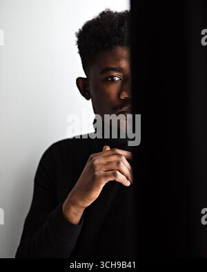 Teilbild des traurigen jungen Schwarzen Stockfoto