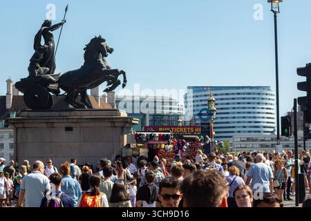 Touristen auf der Westminster Bridge, London Stockfoto