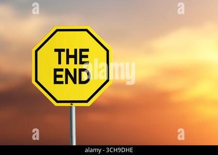 Gelbes Straßenschild mit dem Wort „Ende bei Sonnenuntergang“, das Schlussfolgerungen und endgültige Ziele vor einem dramatischen Abendhimmel symbolisiert. 3D-Rendering. Stockfoto
