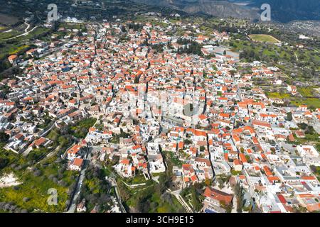 Traditionelle Architektur und rote Ziegeldächer dominieren die Landschaft mit einem Blick aus der Vogelperspektive auf Pano Lefkara, Zypern, und zeigen den einzigartigen Charakter der Stadt Stockfoto