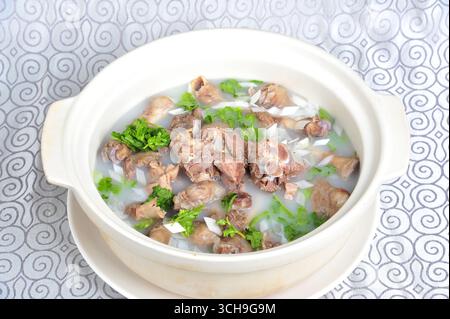 Klar gedünstete Ziegensuppe in Tontopf Stockfoto