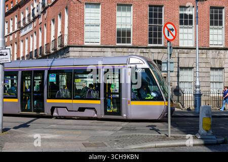 Eine violette Citadis 401-Straßenbahn, hergestellt von Alstrom, auf einer Stadtstraße in Dublin, Irland. Stockfoto
