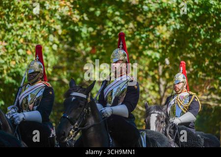 London, Großbritannien. 1. September t 2025. Mitglieder des Kavallerie-Regiments Blues und Royals reiten nach zeremoniellen Aufgaben am ersten Tag des meteorologischen Herbstes im Sonnenschein entlang der Mall. Credit Amer Ghazzal/Alamy Live News Stockfoto