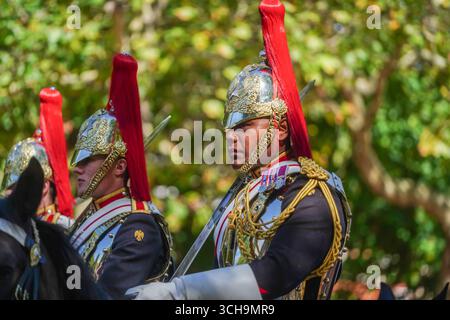 London, Großbritannien. 1. September t 2025. Mitglieder des Kavallerie-Regiments Blues und Royals reiten nach zeremoniellen Aufgaben am ersten Tag des meteorologischen Herbstes im Sonnenschein entlang der Mall. Credit Amer Ghazzal/Alamy Live News Stockfoto