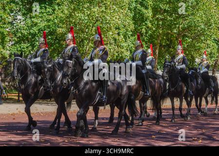 London, Großbritannien. 1. September t 2025. Mitglieder des Kavallerie-Regiments Blues und Royals reiten nach zeremoniellen Aufgaben am ersten Tag des meteorologischen Herbstes im Sonnenschein entlang der Mall. Credit Amer Ghazzal/Alamy Live News Stockfoto