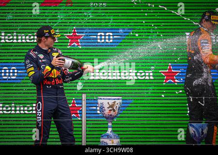 Niederlande, Niederlande. September 2025. 01 Max Verstappen, (NED) Oracle Red Bull Racing RB21, Honda, auf dem Podium während des niederländischen GP, Zandvoort 28-31. August 2025. Formel-1-Weltmeisterschaft 2025. Quelle: Unabhängige Fotoagentur/Alamy Live News Stockfoto
