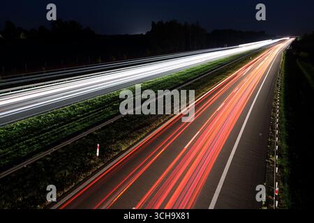 Spätabendlicher Verkehr auf einer Autobahn. Geschwindigkeit, Farbe, Perspektive Stockfoto
