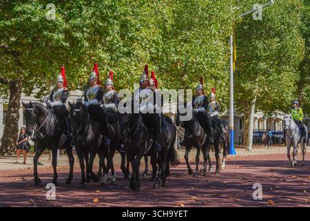 London, Großbritannien. 1. September t 2025. Mitglieder des Kavallerie-Regiments Blues und Royals reiten nach zeremoniellen Aufgaben am ersten Tag des meteorologischen Herbstes im Sonnenschein entlang der Mall. Credit Amer Ghazzal/Alamy Live News Stockfoto