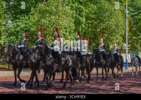 London, Großbritannien. 1. September t 2025. Mitglieder des Kavallerie-Regiments Blues und Royals reiten nach zeremoniellen Aufgaben am ersten Tag des meteorologischen Herbstes im Sonnenschein entlang der Mall. Credit Amer Ghazzal/Alamy Live News Stockfoto