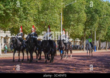 London, Großbritannien. 1. September t 2025. Mitglieder des Kavallerie-Regiments Blues und Royals reiten nach zeremoniellen Aufgaben am ersten Tag des meteorologischen Herbstes im Sonnenschein entlang der Mall. Credit Amer Ghazzal/Alamy Live News Stockfoto