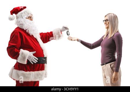 Profilaufnahme des weihnachtsmanns, der einer jungen Frau Autoschlüssel gibt, isoliert auf weißem Hintergrund Stockfoto