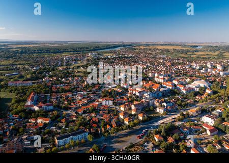 Obrenovac - Panoramablick auf die serbische Stadt in der Nähe von Belgrad und Kolubara und dem Fluss Save Stockfoto