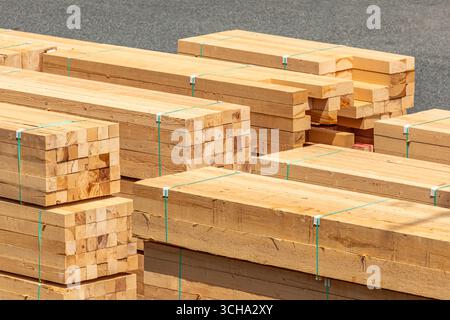 Gestapelte, bearbeitete Holzblöcke. Holzbretter, Holz, Industrieholz, Holz. Kiefernholzprodukte. Lagerbestand Stockfoto
