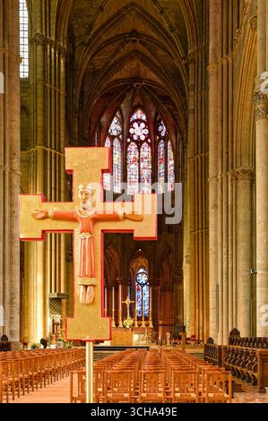 Gotisches Inneres der Kathedrale Notre-Dame de Reims mit Kruzifix, Reims, Frankreich Stockfoto