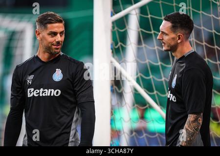 Claudio RAMOS vom FC Porto und Joao COSTA vom FC Porto während der portugiesischen Meisterschaft, Liga Portugal Fußballspiel zwischen Sporting CP und FC Porto am 30. August 2025 im Jose Alvalade Stadion in Lissabon, Portugal - Foto Matthieu Mirville (Filipe Oliveira) / DPPI Stockfoto