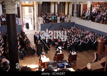 Abschlussfeier, Sheldonian Theatre, Oxford University, Oxford, Großbritannien. Der Gottesdienst wird in lateinischer Sprache abgehalten. Stockfoto