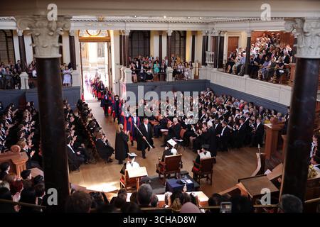 Abschlussfeier, Sheldonian Theatre, Oxford University, Oxford, Großbritannien. Der Gottesdienst wird in lateinischer Sprache abgehalten. Stockfoto