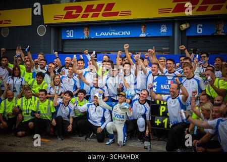 Niederlande, Niederlande. September 2025. Renn Bulls Team Fotofeier am Ende des Rennens, nach dem Podium von Isack Hadjar 3. Während des niederländischen GP, Zandvoort 28-31. August 2025. Formel-1-Weltmeisterschaft 2025. Quelle: Unabhängige Fotoagentur/Alamy Live News Stockfoto