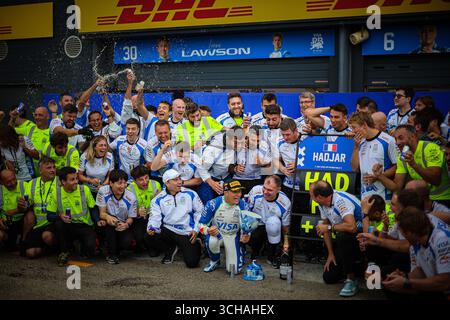 Niederlande, Niederlande. September 2025. Renn Bulls Team Fotofeier am Ende des Rennens, nach dem Podium von Isack Hadjar 3. Während des niederländischen GP, Zandvoort 28-31. August 2025. Formel-1-Weltmeisterschaft 2025. Quelle: Unabhängige Fotoagentur/Alamy Live News Stockfoto