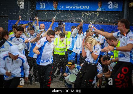 Niederlande, Niederlande. September 2025. Renn Bulls Team Fotofeier am Ende des Rennens, nach dem Podium von Isack Hadjar 3. Während des niederländischen GP, Zandvoort 28-31. August 2025. Formel-1-Weltmeisterschaft 2025. Quelle: Unabhängige Fotoagentur/Alamy Live News Stockfoto