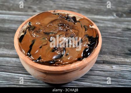 Sandwich-Keks cremig mit Kuchen, garniert mit Schokoladenpaste und mit Kuchen, ein weiches, zubereitetes Essen mit Schichten Schlagsahne, Kekse, Kuchen, Stockfoto