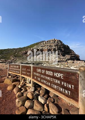 Malerischer Blick auf das Kap der Guten Hoffnung, wo zerklüftete Klippen auf den Atlantischen Ozean treffen, an der Südspitze der Kap-Halbinsel in Südafrika. Stockfoto